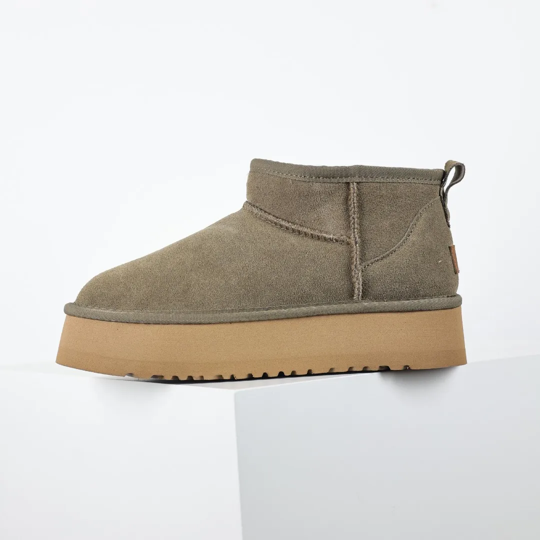 Pick up locally 💰440 The core recommendation is good price E4 UGG Thick-soled short style Zhou Dongyu and Wang Yibo's same series Xiaohongshu popular model Henan Longfeng leather production Cashmere insole is a very suitable choice for keeping warm in winter when going out and at home. In the new year, uug launched a style series, which is partially geared towards the preferences of young consumers and has also been at the forefront of fashion trends. Shoe body material UGGPURE™ implanted wool insole Lightweight non-slip and comfortable rubber outsole With brand LOGO and complete packaging Size: 35 36 37 38 39 40